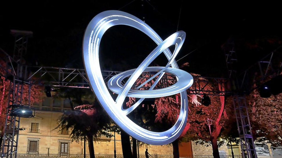 Las formas iluminadas crean espectaculares efectos en la noche salmantina-ENRIQUE CARRASCAL