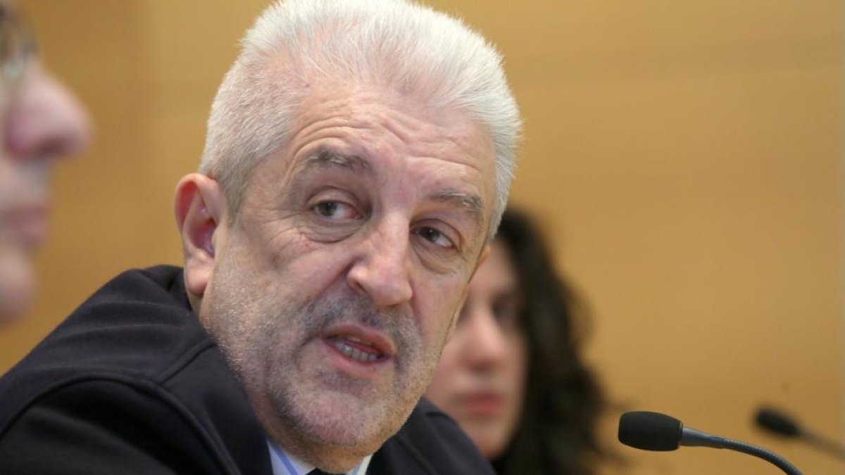 El director general de Salud Pública, Agustín Álvarez Nogal, informa sobre el programa de vacunación de tosferina a las mujeres gestantes.-Ical