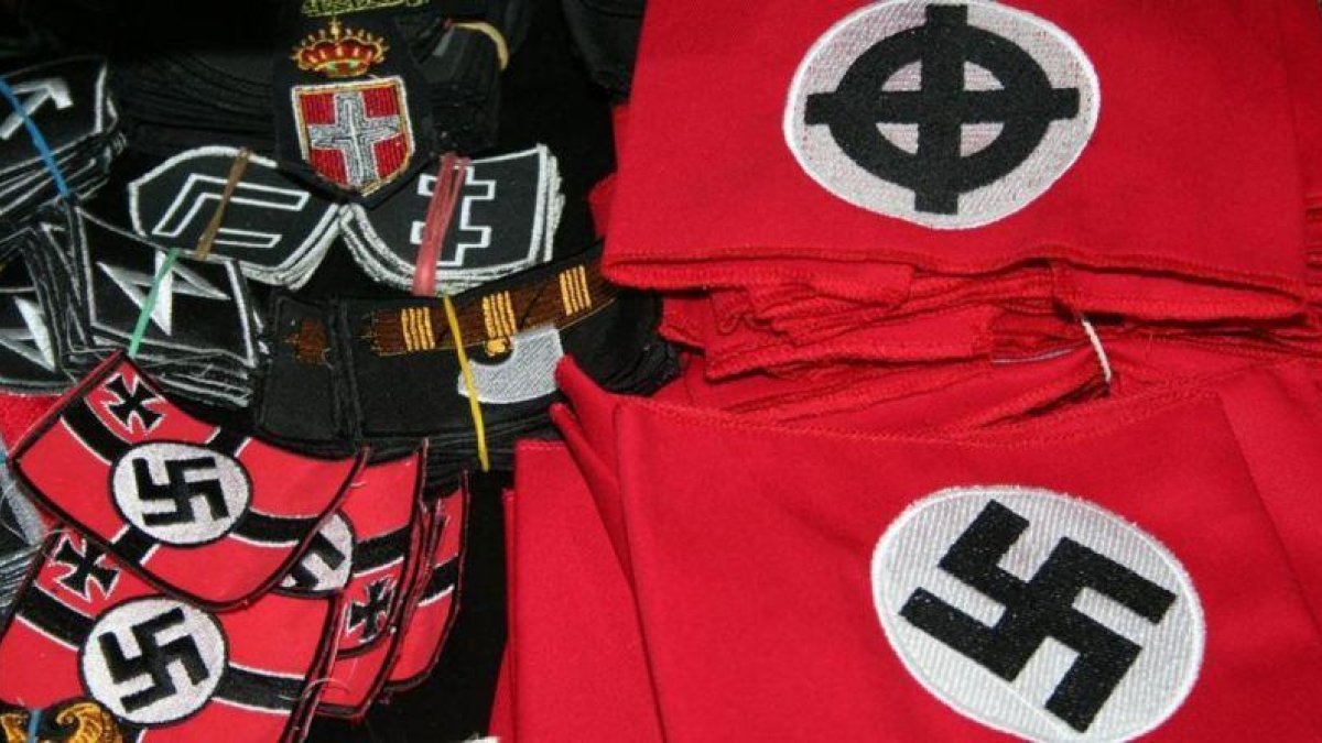 Símbolos nazis y fascistas a la venta.-IRENE SAVIO