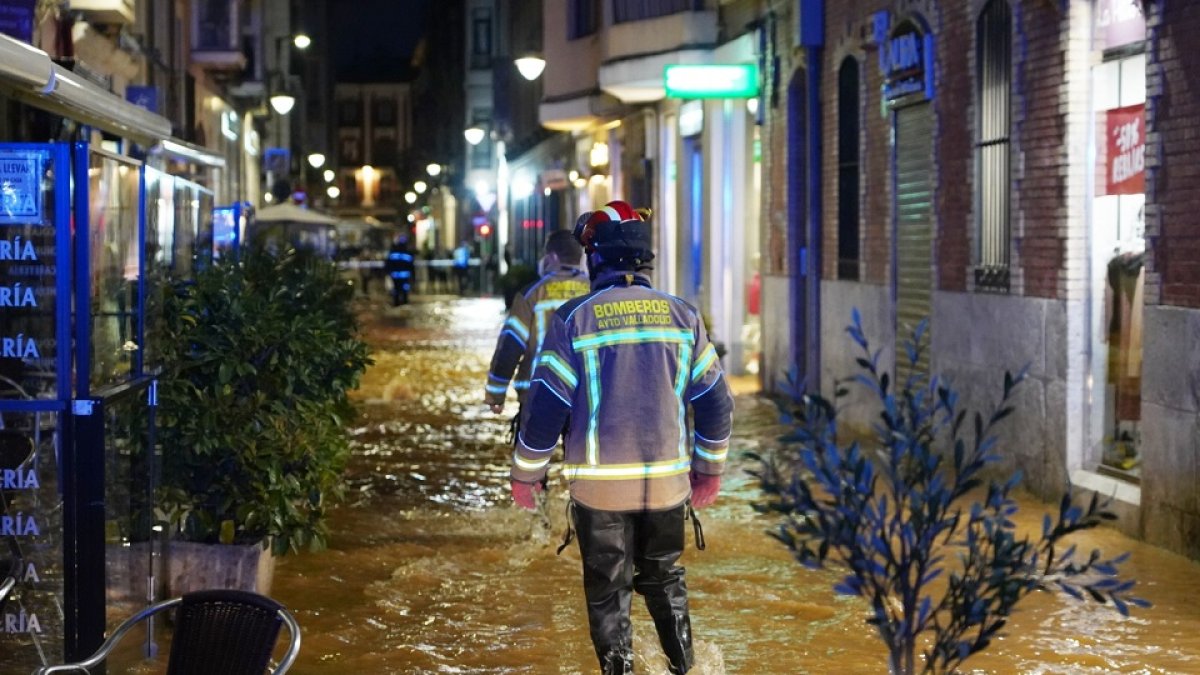 El reventón de agua en la calle Montero Calvo. / Ical