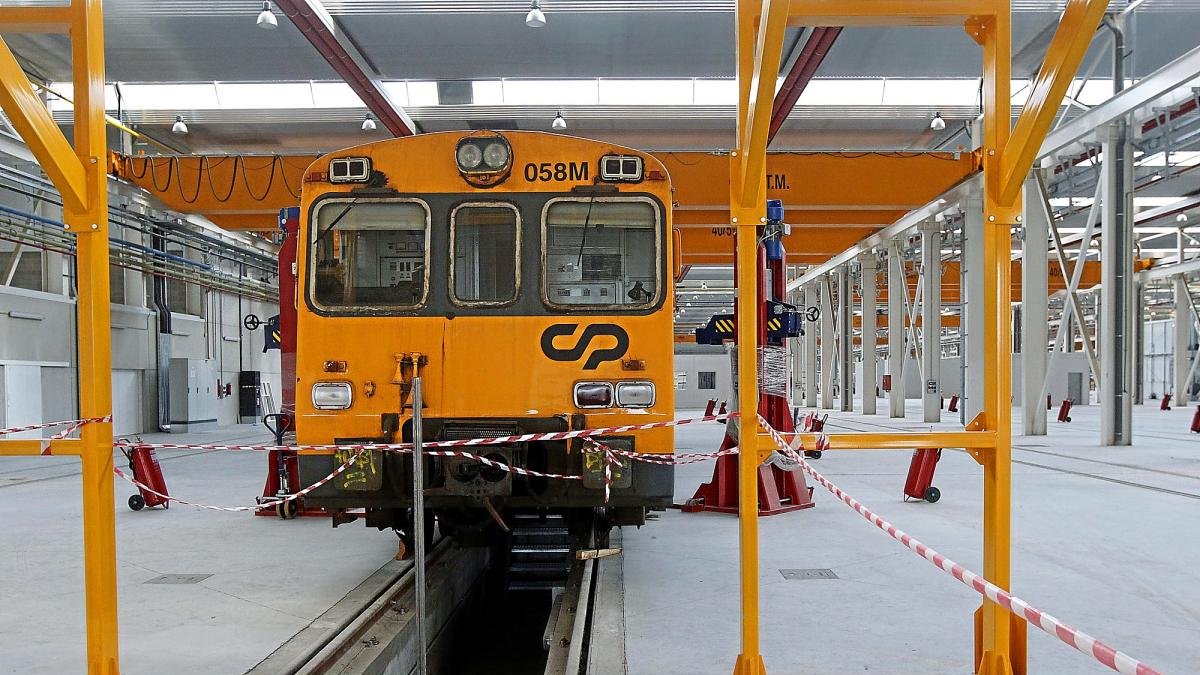 Talleres de Renfe, que aún siguen esperando para ser abiertos.-J. M. LOSTAU