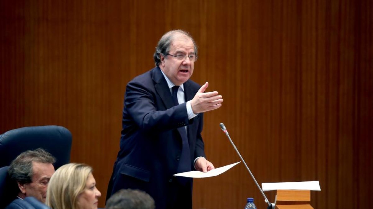 El presidente de la Junta, Juan Vicente Herrera, durante su intervención en el Pleno de las Cortes.-ICAL