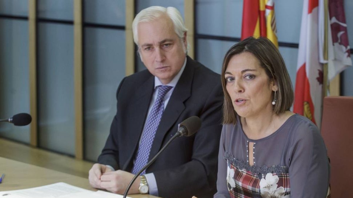 La consejera de Familia e Igualdad de Oportunidades, Milagros Marcos, firma con el presidente del Tribunal Superior de Justicia de Castilla y León, José Luis Concepción, un convenio para el desarrollo del modelo 'Objetivo Violencia Cero'-Ical