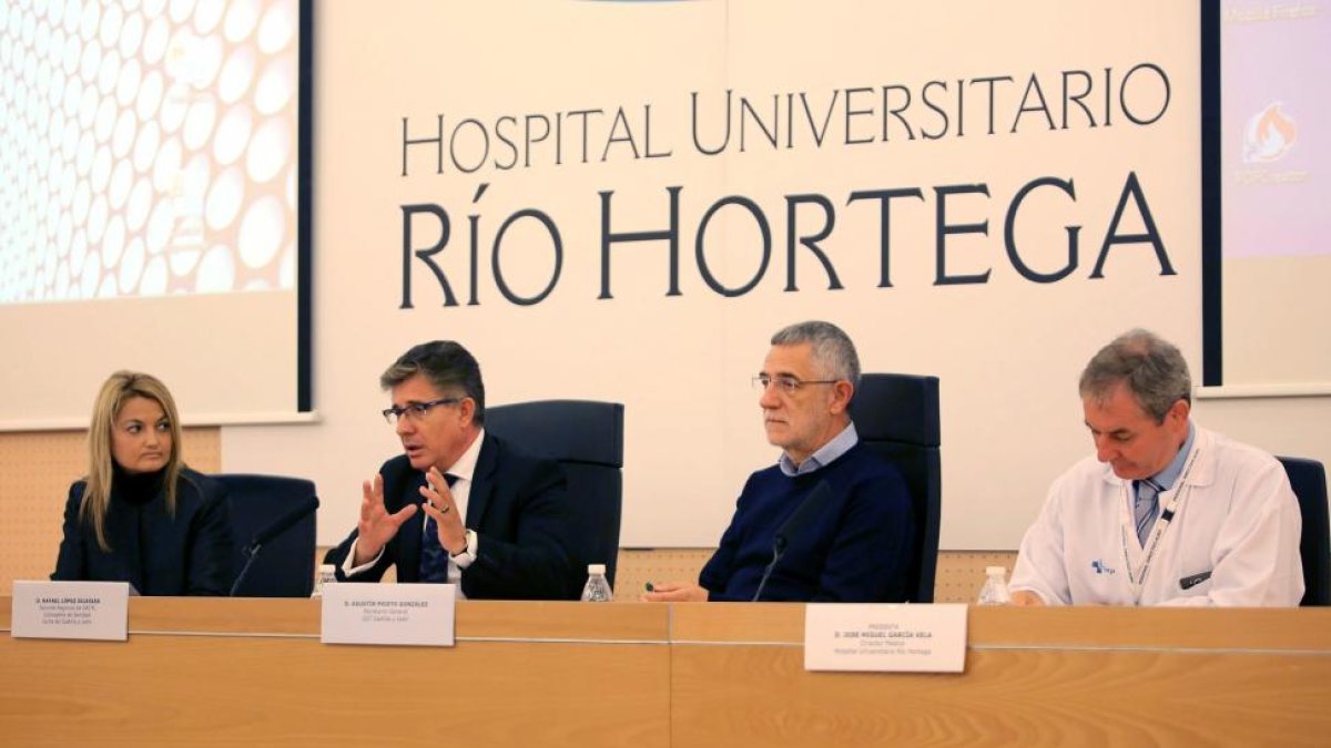 Jornada 'Las enfermedades profesionales a debate: debilidades del sistema de diagnóstico y declaración' organizadas por UGT. Asisten, de izquierda a derecha, la directora de Trabajo de la Junta, Amparo Sanz; el gerente del Sacyl, Rafael López; el secretar-ICAL