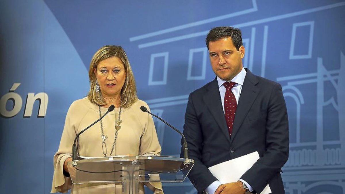 Pilar del Olmo y Raúl de la Hoz, ayer, en la presentación del acuerdo con C’s.-ICAL