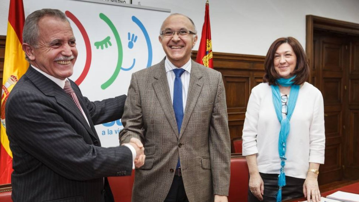 El delegado del Gobierno en Castilla y León, Ramiro Ruiz Medrano y el alcalde de Almazán, José Antonio de Miguel Nieto, firman la incorporación de la Policía Municipal al sistema Viogen-Ical