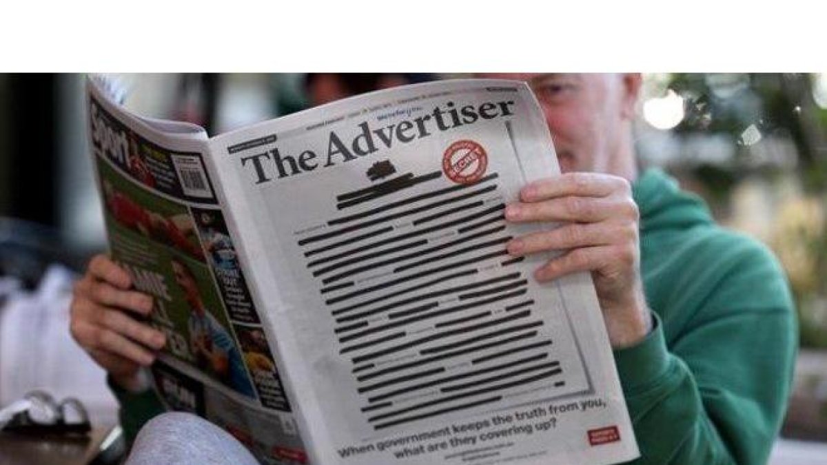 Portada de ’The Advertiser’ ilegible en señal de protesta.-