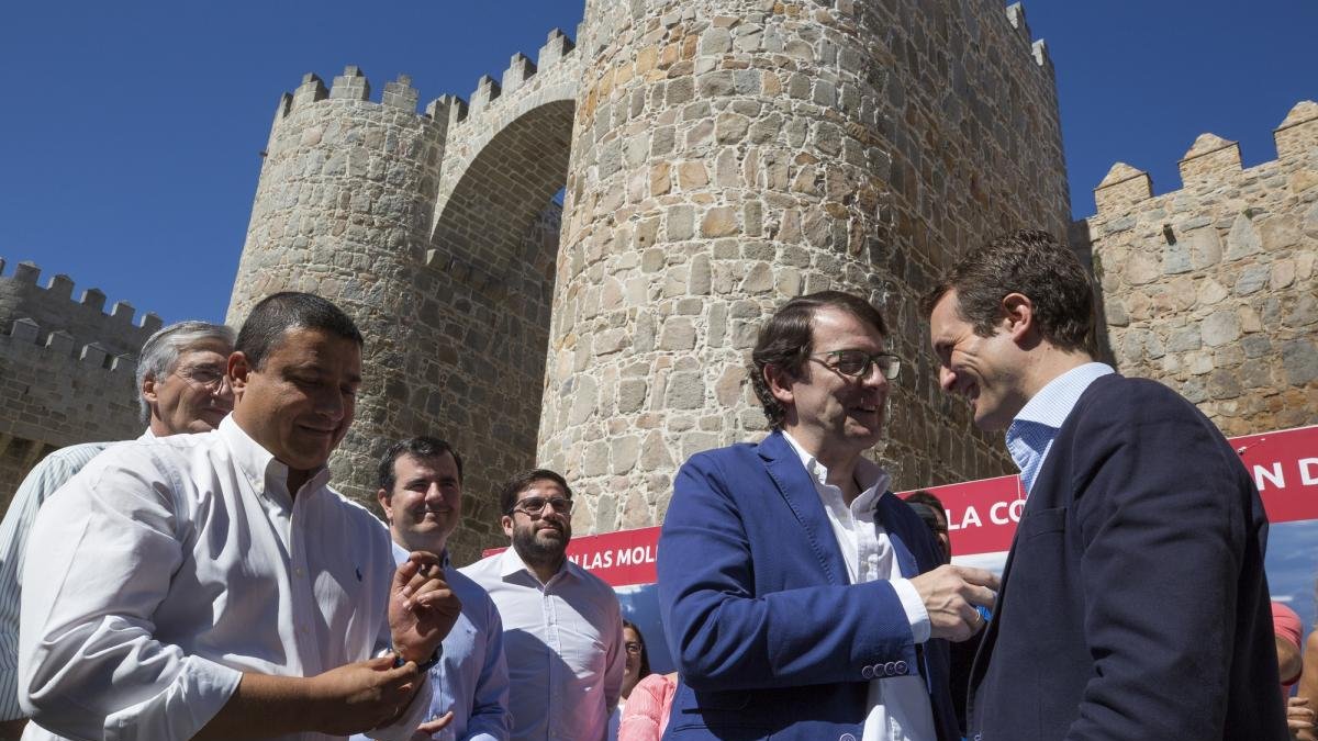 Alfonso Fernández Mañueco conversa con Pablo Casado ante la Muralla de Ávila en presencia de dirigentes provinciales del PP.-ICAL