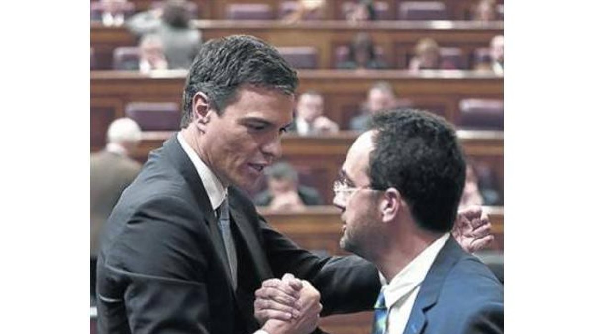 Pedro Sánchez felicita al portavoz Antonio Hernando, ayer, tras una intervención en el Congreso.-JUAN MANUEL PRATS