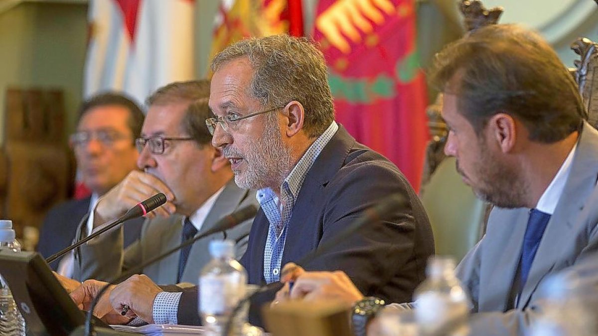 Manuel Saravia durante el pleno ayer por la anulación de la ‘comfort letter’.-PABLO REQUEJO