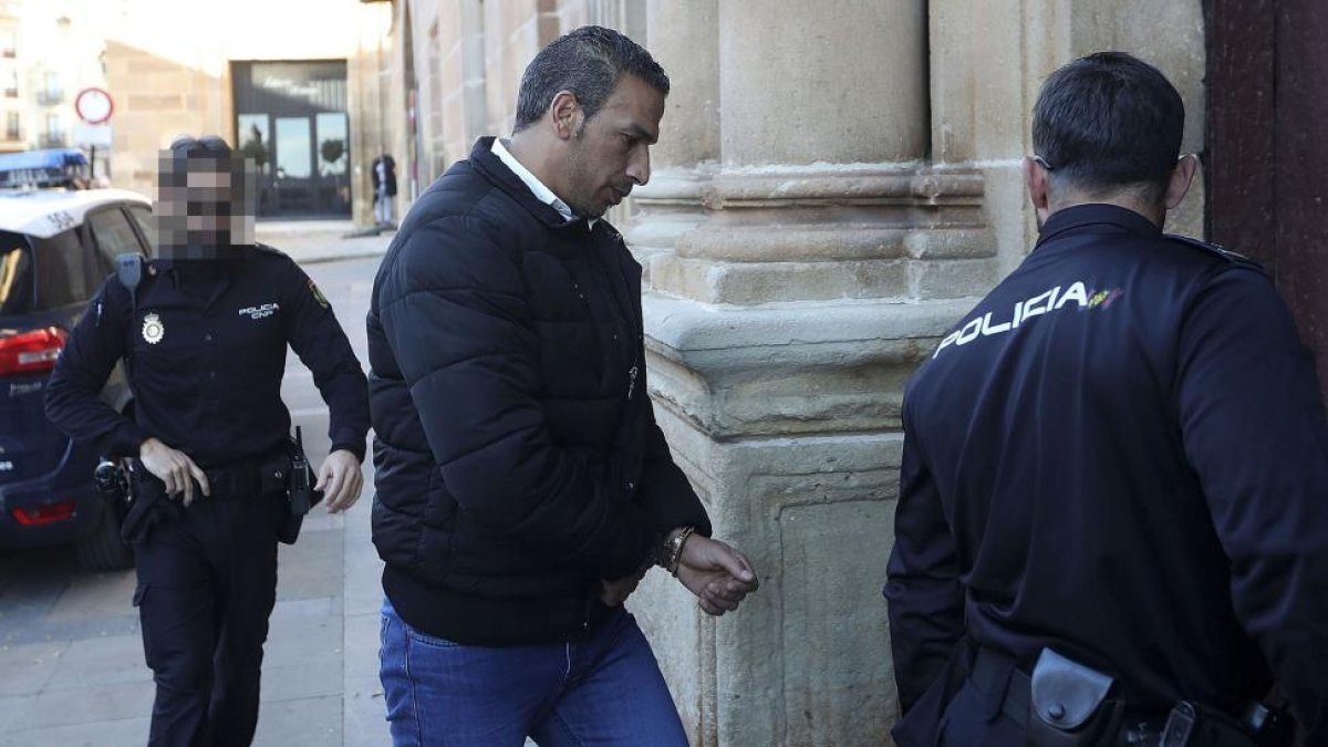 El asesino Driss Faseh, a su llegada al Audiencia provincial.-ICAL