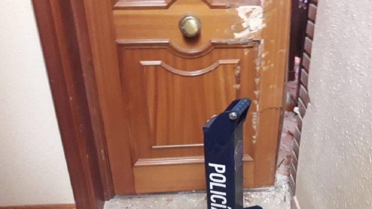 Foto de la entrada en el domicilio de la mujer-POLICÍA VALLADOLID