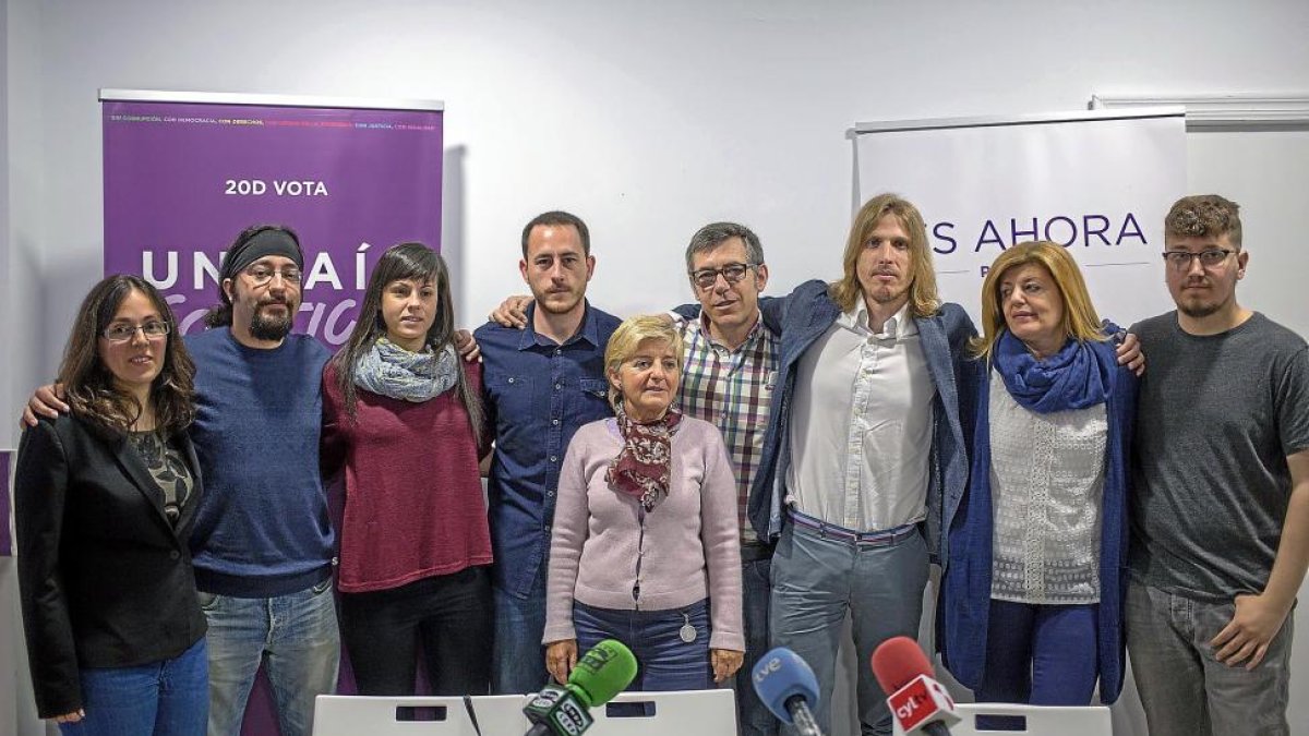 La líder de Podemos Castilla y León, Pablo Fernández, y la secretaria de organización, Laura Domínguez, con la nueva gestora de Salamanca.-ICAL