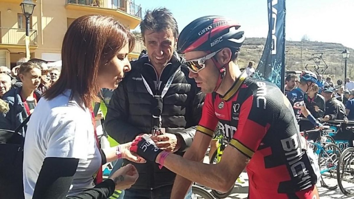 Anna González junto a Samuel Sánchez y José Luis de Santos, presidente del sindicato de ciclistas, en la Volta del 2016-SERGI LÓPEZ-EGEA