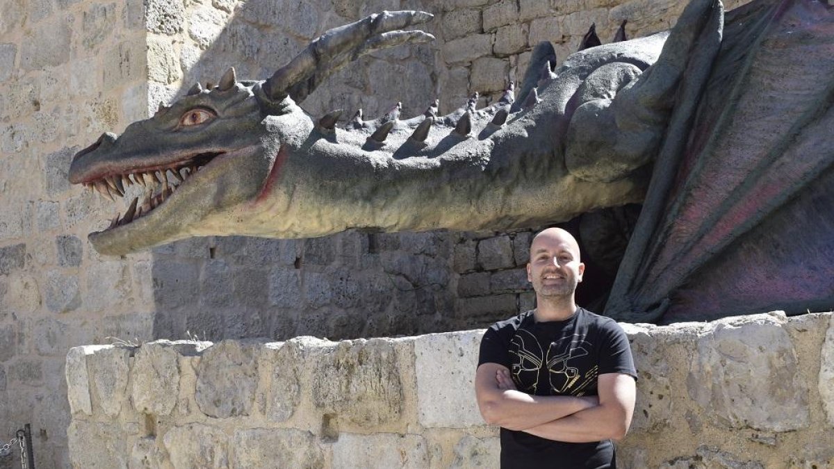 Juan Villa en El Castillo Encantado de Trigueros del Valle frente a uno de los dragones que ha elaborado en su taller.-ARGICOMUNICACIÓN