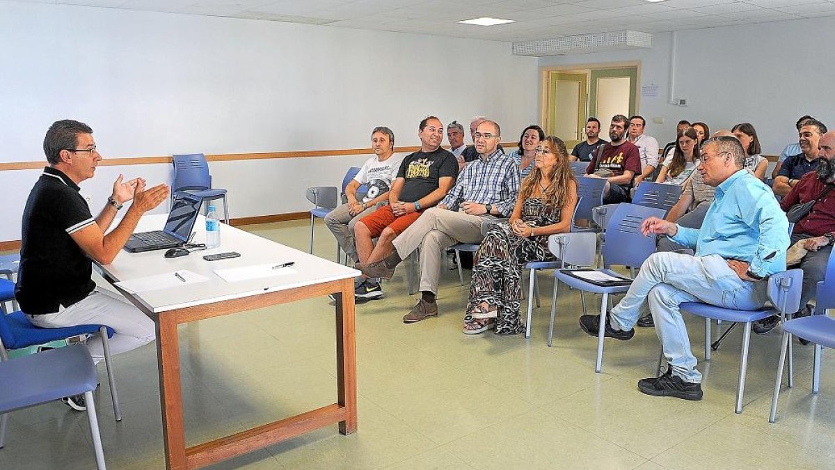 José Luis Arias se dirige a los reunidos en el centro cívico de la zona sur.-ROBERTO FERNÁNDEZ / PHOTOGENIC
