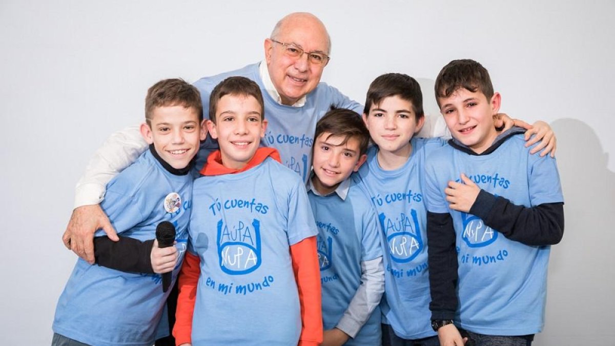 El médico zamorano Gerardo Prieto rodeado de niños en un homenaje que le hicieron en la Casa de Campo.-EL MUNDO