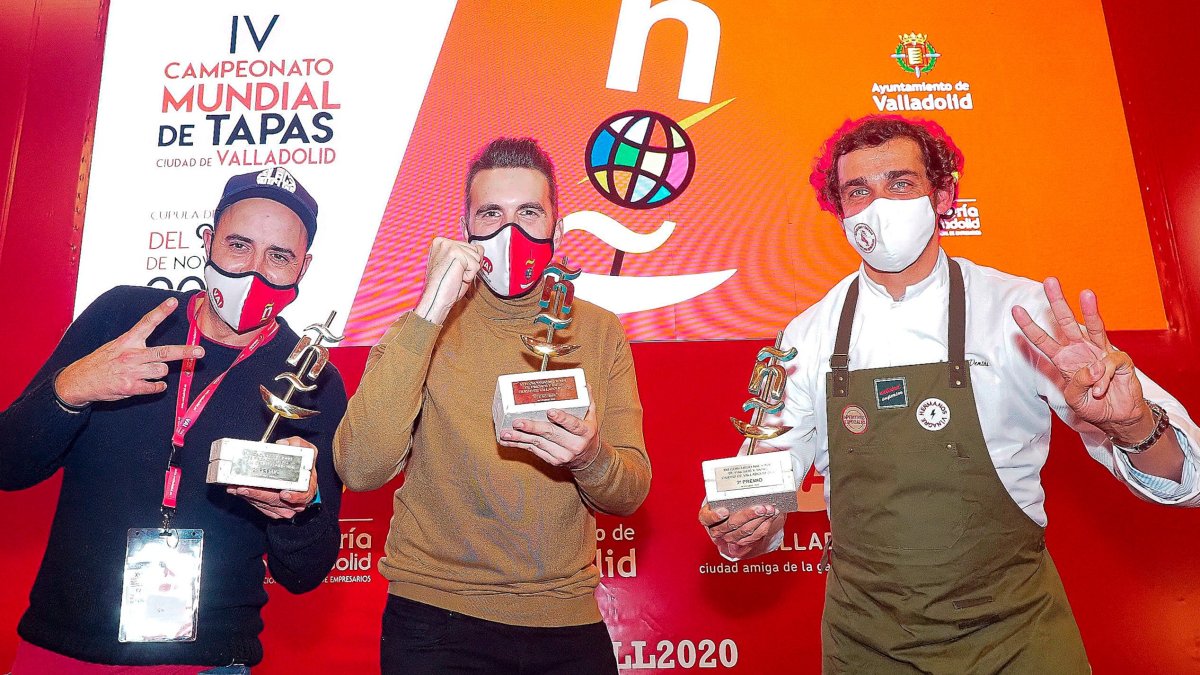 El ganador del segundo premio,Juan Díaz; del primer premio, Emilio Martín, y del tercero, Ernesto Ventós. PABLO REQUEJO / PHOTOGENIC