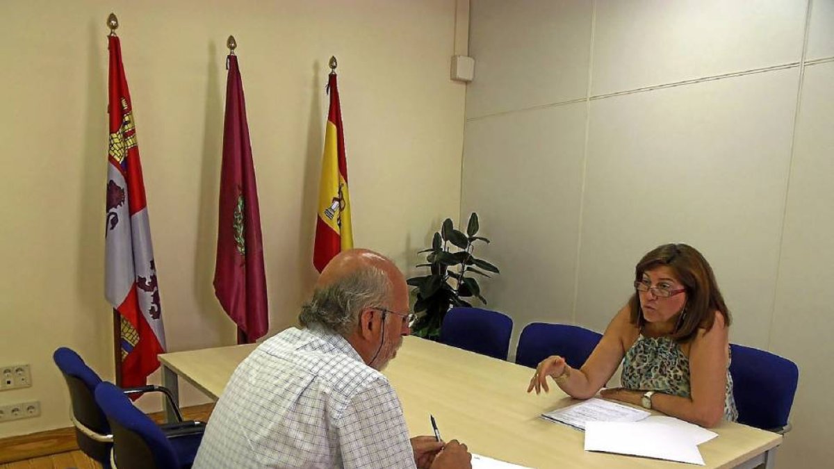Miguel Ángel de la Bastida y Victoria Soto durante su reunión.-El Mundo