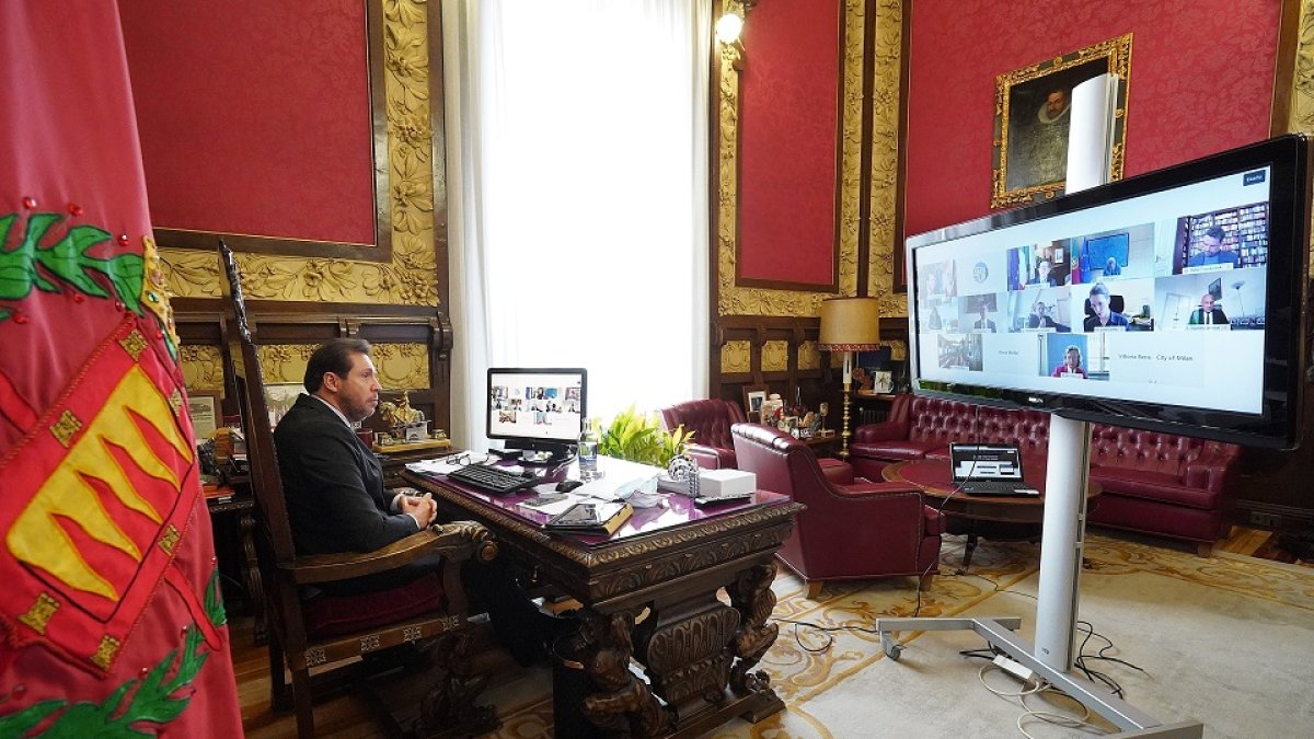El alcalde de Valladolid, Óscar Puente, durante el encuentro de ciudades europeas con el presidente del Consejo de la UE, Charles Michel. - EL MUNDO