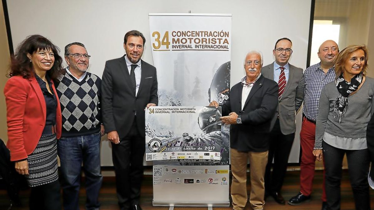 La concejal Ana Redondo, José Manuel Navas (Turismoto), Óscar Puente, Emilio Simó (Turismoto), Víctor Alonso (Diputación), Jaime Fernández (Asociación de Hostelería) y  Raquel Arroyo (Turismoto), ayer, en la presentación de Pingüinos.-J.M.LOSTAU