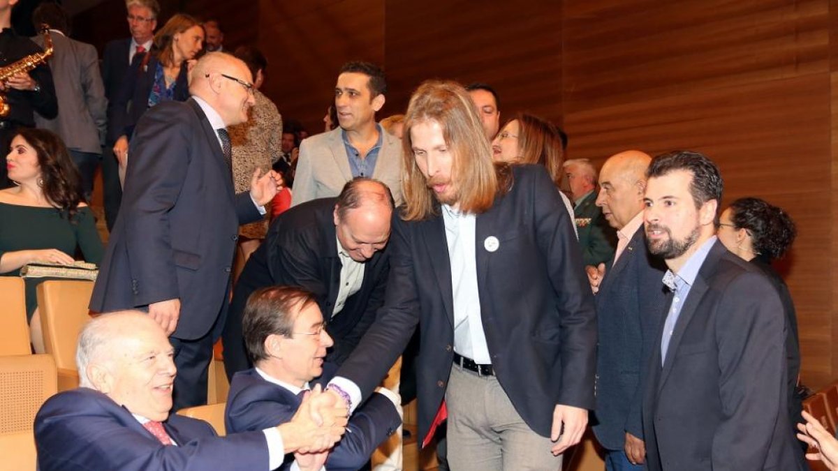 El secretario general de Podemos CyL, Pablo Fernández, y el secretario general del PSCyL, Luis Tudanca, durante la entrega de los Premios Castilla y León.-ICAL