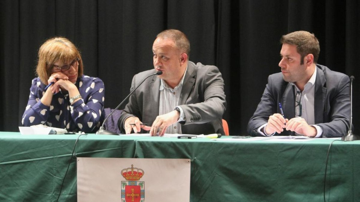 El presidente del Consejo Comarcal del Bierzo, Gerardo Álvarez Courel (C), durante el pleno ordinaromdenestabtarde en el que se ha votado las alegaciones al borrador del mapa de unidades básicas de ordenación y servicios del territorio-Ical