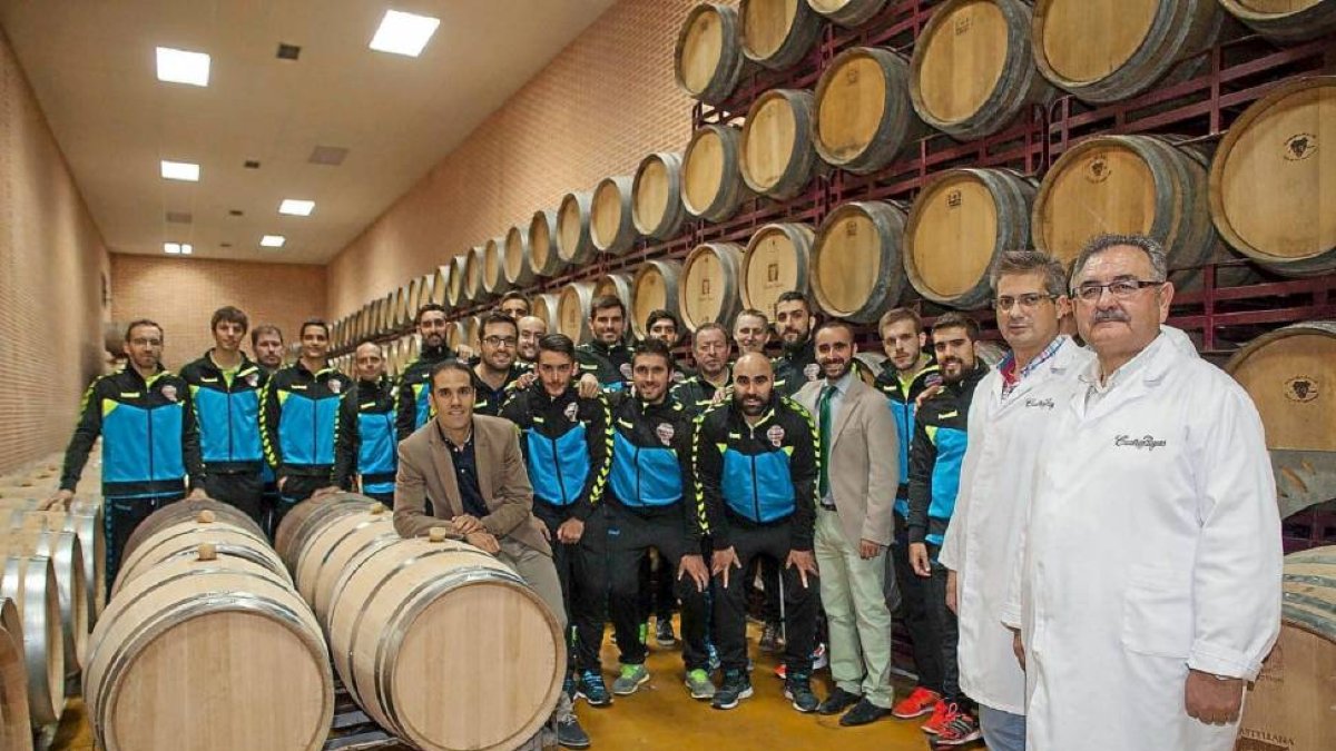 Jugadores, técnicos y directivos del Atlético Valladolid, durante su visita a la bodega Cuatro Rayas.-EM