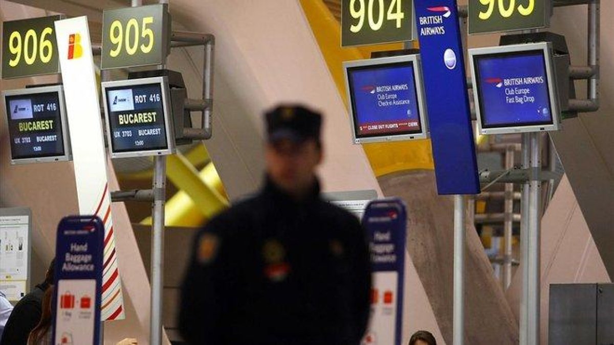 Un agente de la Policía Nacional, en la T-4 de Barajas.-AGUSTÍN CATALÁN
