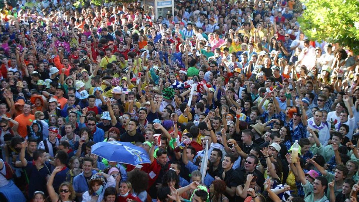 Miembros de las peñas en la Plaza Mayor celebran el incio de las fiestas de la Virgen del Villar.-El Mundo
