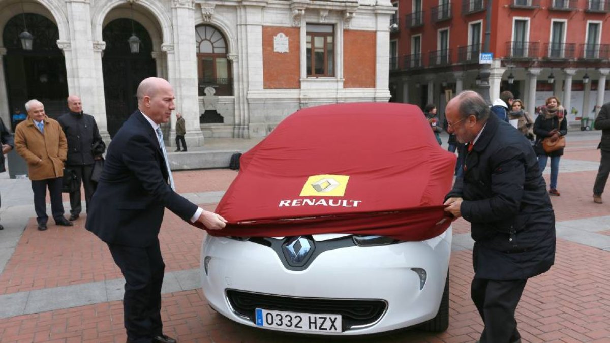 El director del vehículo eléctrico de Renault Iberia, Luis Valerio, entrega al alcalde de Valladolid, Francisco Javier León de la Riva, un automóvil eléctrico modelo ZOE para la flota municipal-Ical