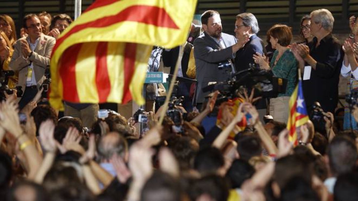 Simpatizantes de Junts pel Sí celebran los resultados en el Mercat del Born-JULIO CARBO