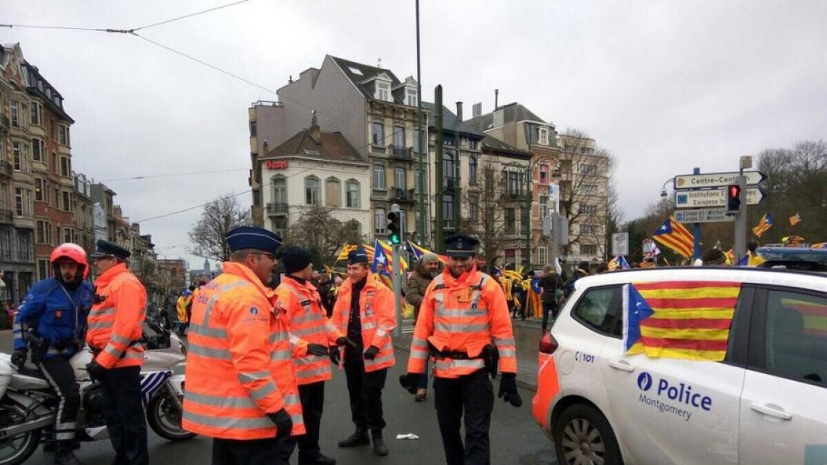Fotografía subida por Esteban González Pons a su cuenta de Twitter para denunciar que algunos coches de la policía belga luciesen esteladas durante la manifestación independentista.-EL PERIÓDICO