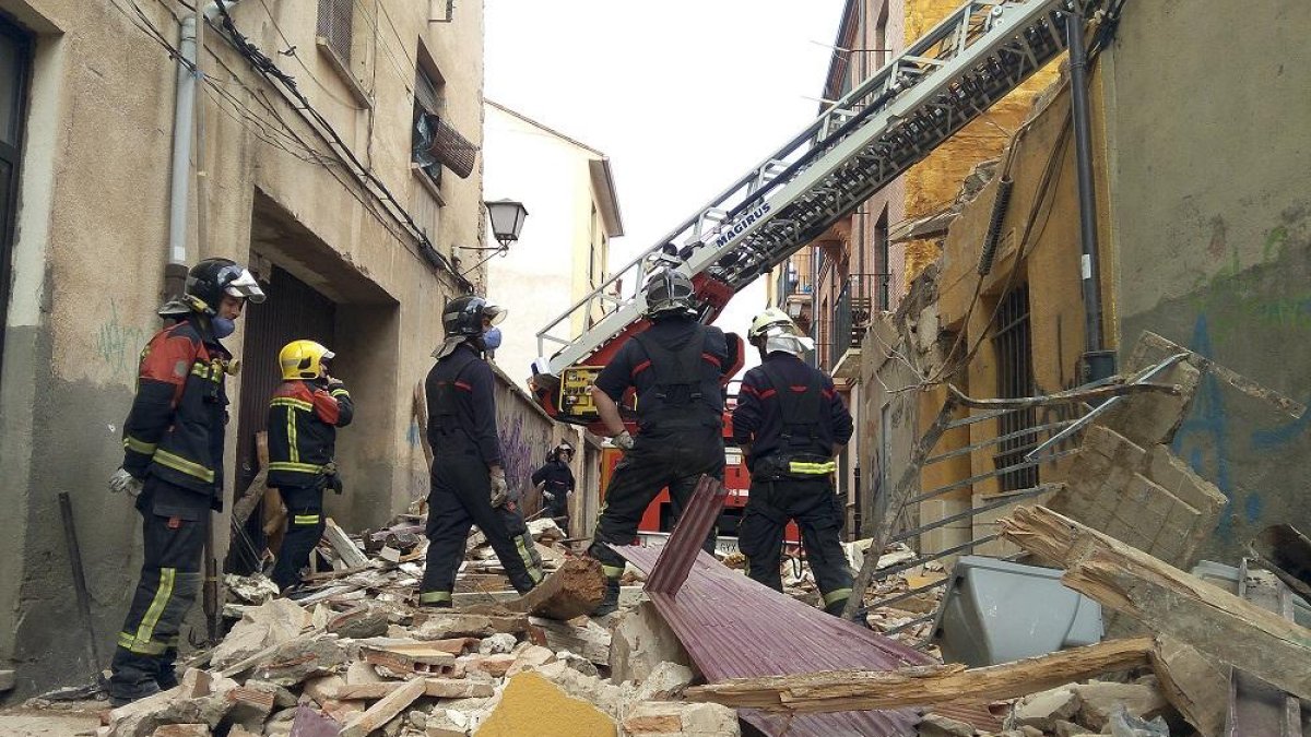 Los bomberos observan el edificio derrumbado de la calle Plata, del barrio zamorano de La Horta.-ICAL