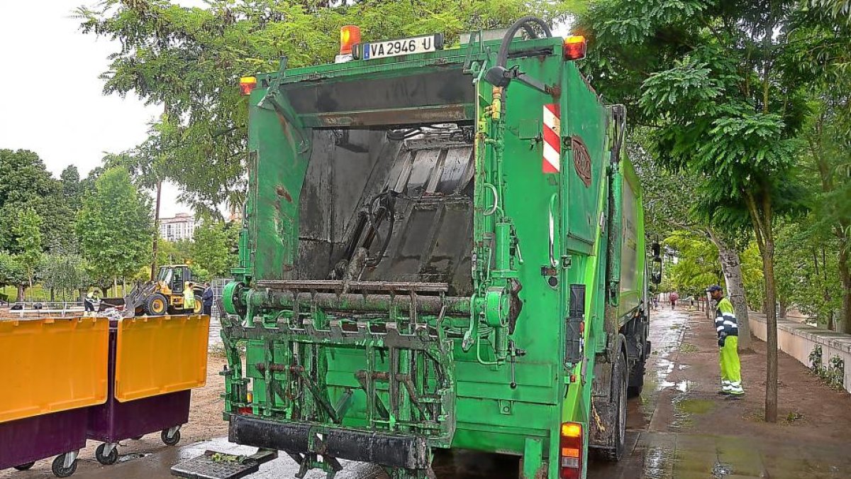 Un camión de recogida de basuras recorre las calles de la capital.-A. VA.