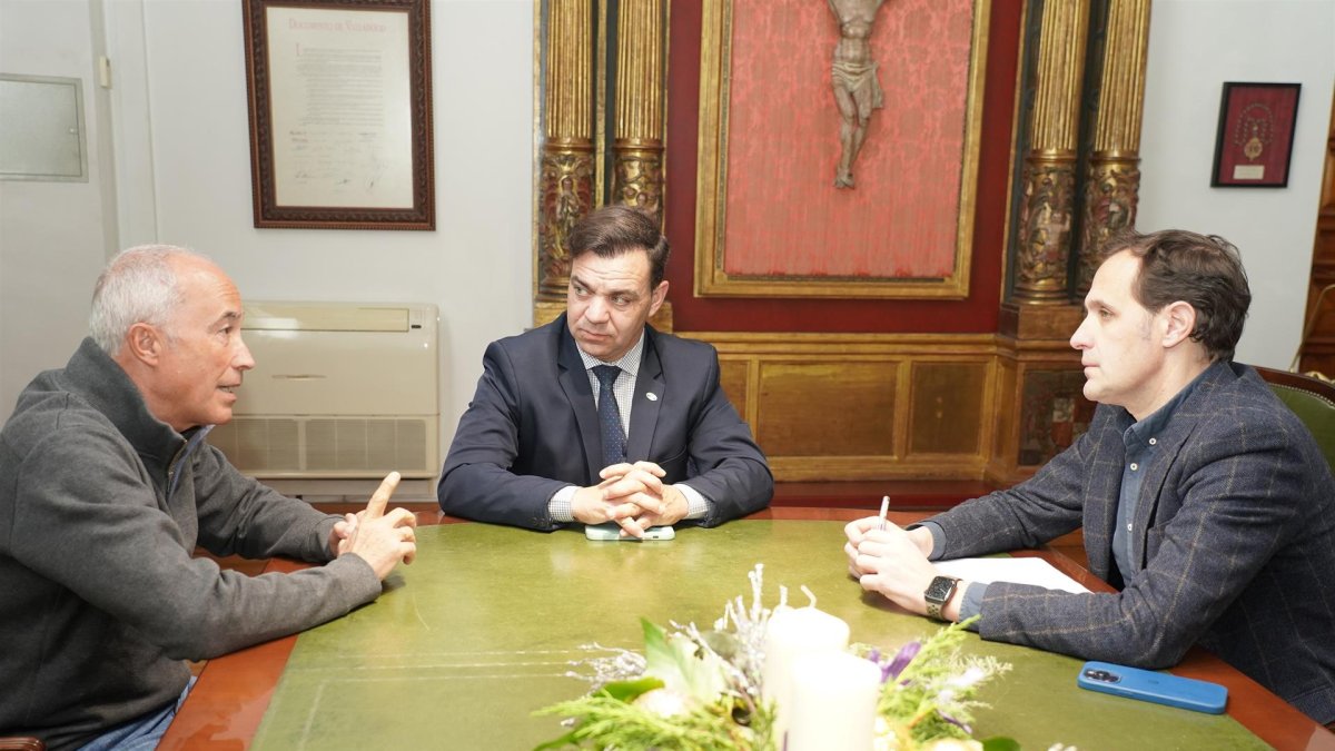 Reunión del presidente de la Diputación de Valladolid, Conrado Íscar, con representantes de la Federación Española de Galgos. - E. PRESS.