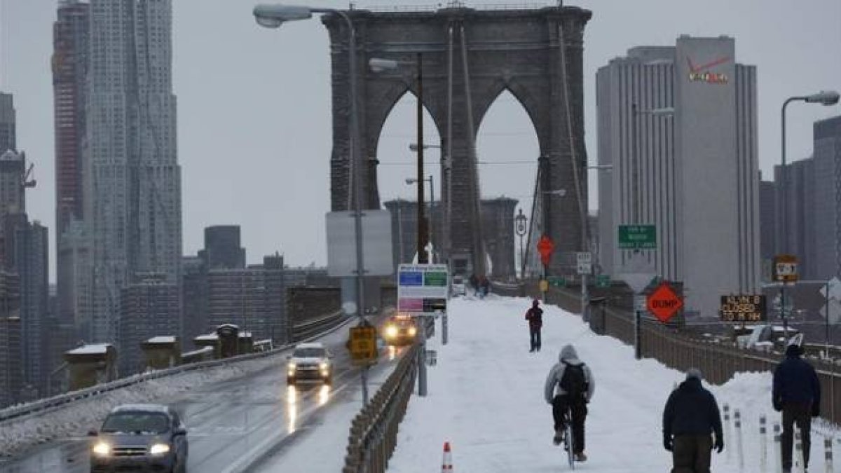 Peatones y vehículos cruzan el puente de Brooklyn, el 27 de enero.-Foto: AP / MARK LENNIHAN