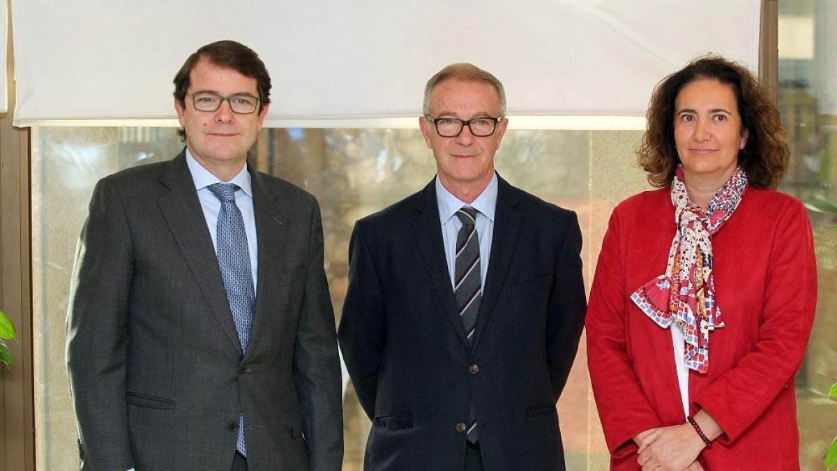 Fernández Mañueco, Guirao y García Cirac poco antes de la reunión.-ICAL