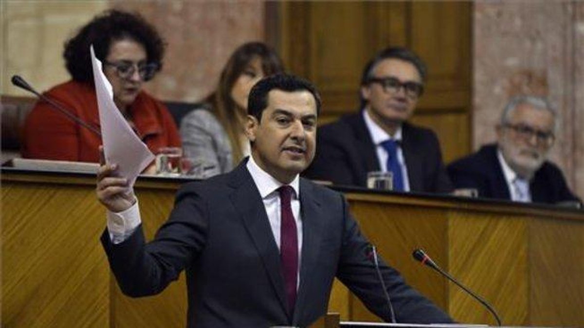 El presidente de la Junta de Andalucía, Juanma Moreno, en el Parlamento autonómico.-AFP