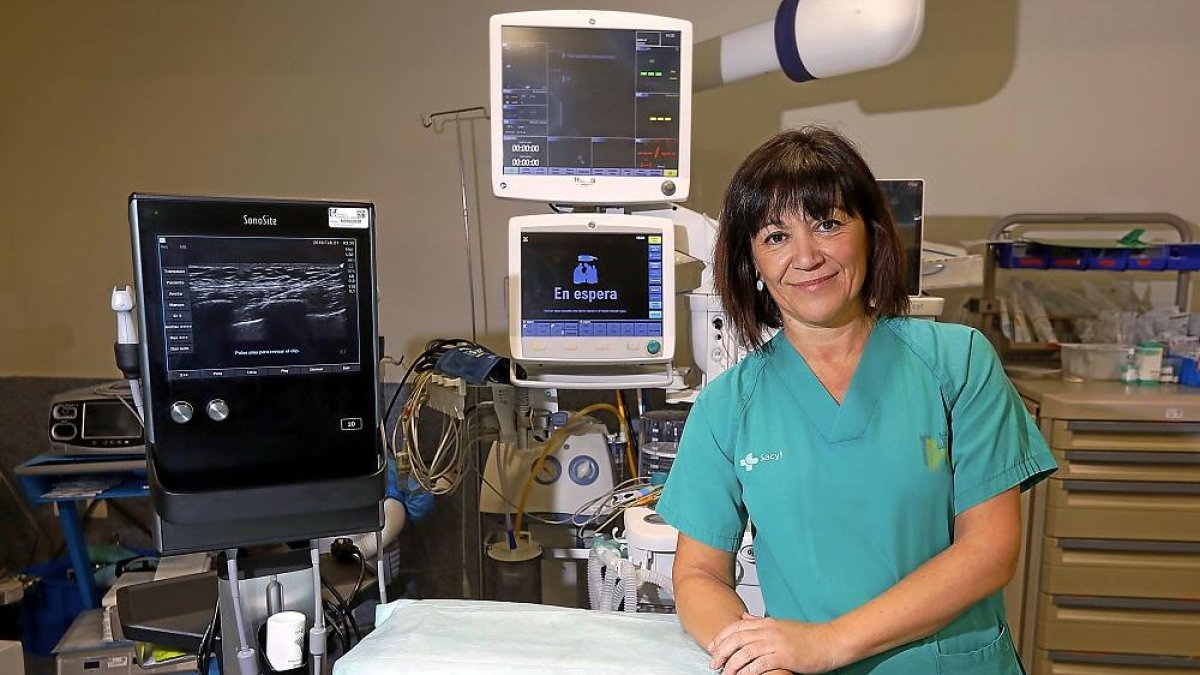 La anestesióloga María Teresa Fernández en las instalaciones del Hospital Comarcal de Medina del Campo en la provincia de Valladolid.-J. M. LOSTAU