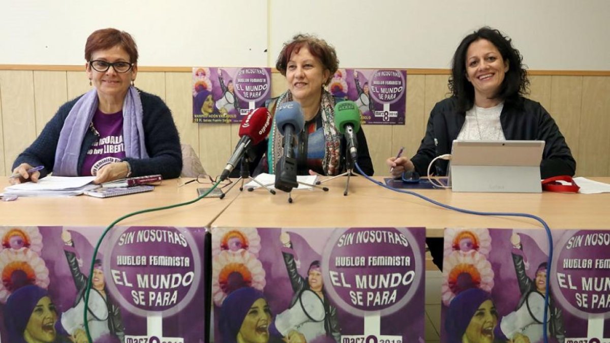 Nina Infante, Marisol Moráis y Raquel Medina, de la Coordinadora de Mujeres, ayer, presentando los actos.-ICAL