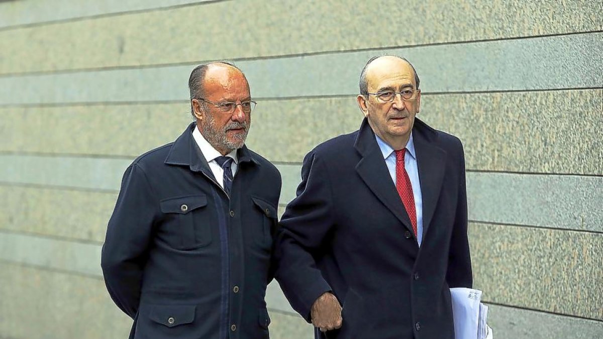 Javier León de la Riva, junto a su abogado, en noviembre pasado cuando declaró por la ‘comfort letter’.-ICAL