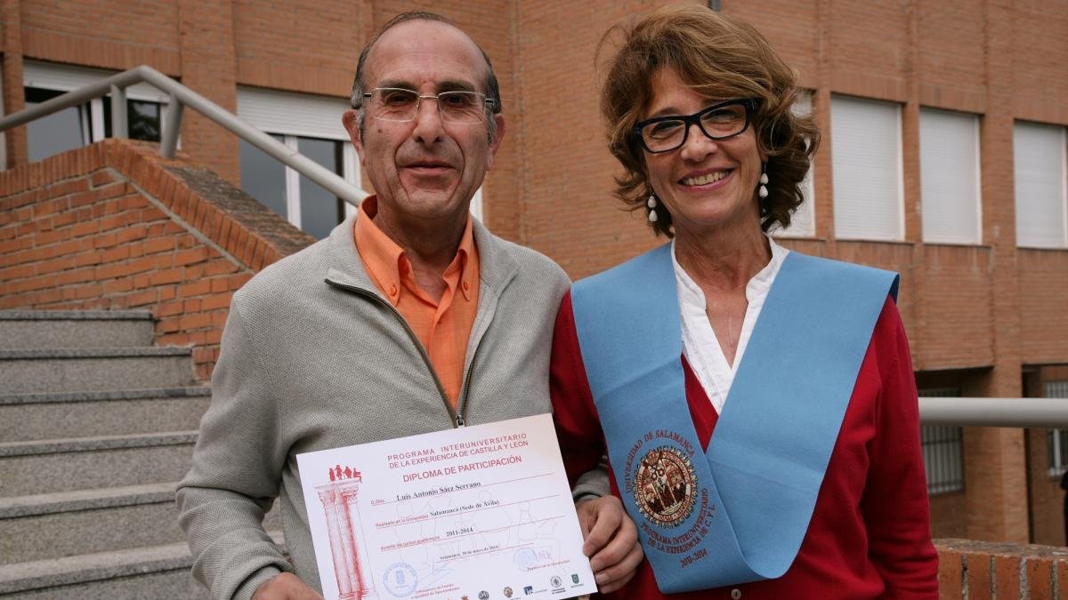Luis Antonio Sáez e Inés López, graduados en la Universidad de la Experiencia.-M. MARTÍN / ICAL