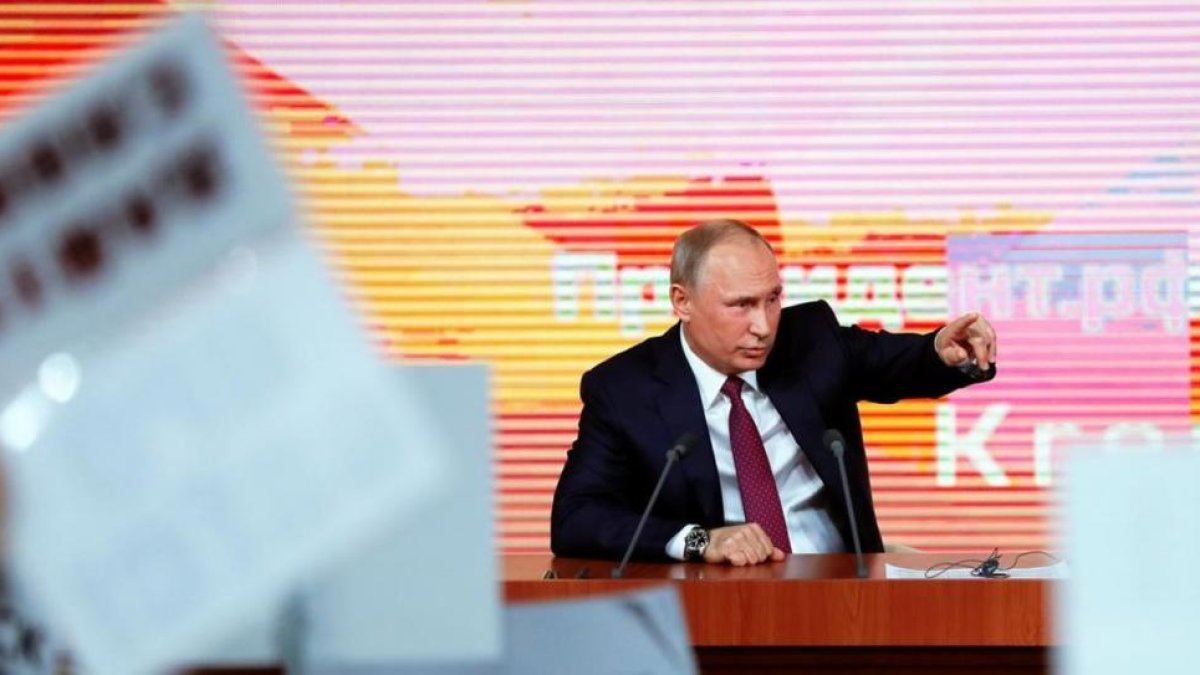 El presidente ruso, Vladimir Putin, interviene durante su rueda de prensa anual.-YURI KOCHETKOV / EFE