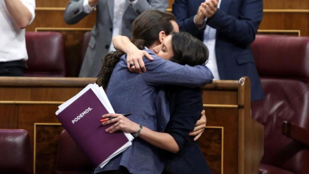 Pablo Iglesias e Irene Montero se abrazan tras la intervención del líder de Podemos en la moción de censura en el Congreso.-JUAN MANUEL PRATS