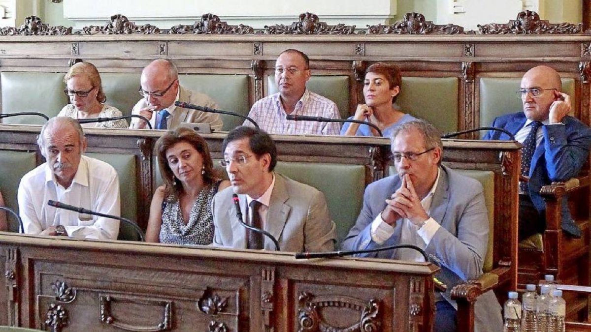 Enríquez y Martínez Bermejo, con Alfredo Blanco y Mayte Martínez arriba, en el último pleno.-J. M. LOSTAU