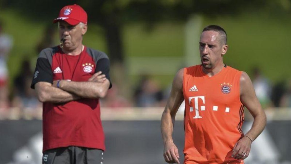 Carlo Ancelotti y Franck Ribéry, en un entrenamiento del Bayern.-AFP / GÜNTER SCHIFFMANN