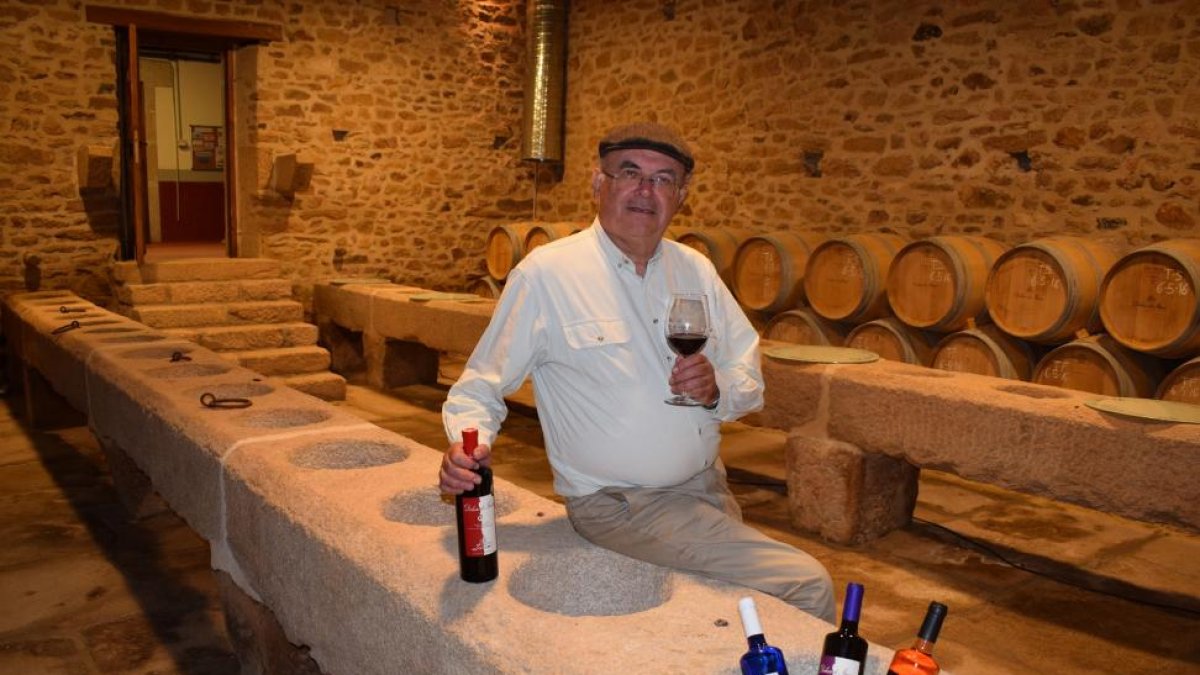 Ezequiel Pérez, junto a los pesebres de piedra de la antigua finca.-ARGICOMUNICACIÓN
