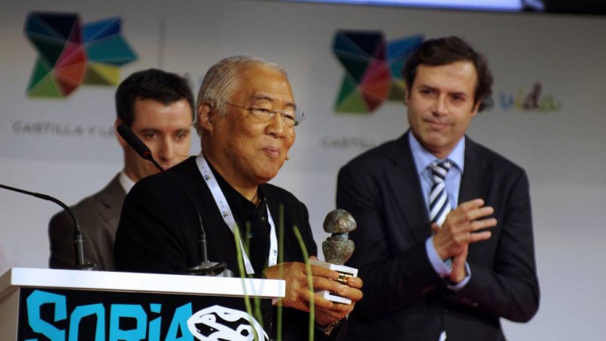 El presidente de la Escuela Hattori de Cocina y Nutrición de Japón, Yukio Hattori, recoge el ‘Premio Amanita’ de manos del director general de Turismo, Javier Ramírez (D) en el marco de la celebración del IV Congreso Internacional sobre Micología ‘Soria G-Ical