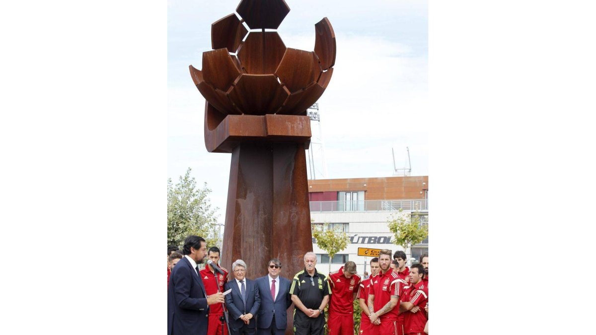El alcalde de Las Rozas (Madrid), José Ignacio Fernández Rubio, pronuncia unas palabras en el acto de inauguración de la plaza dedicada al exselecionador de fútbol Luis Aragonés.-Foto: EFE